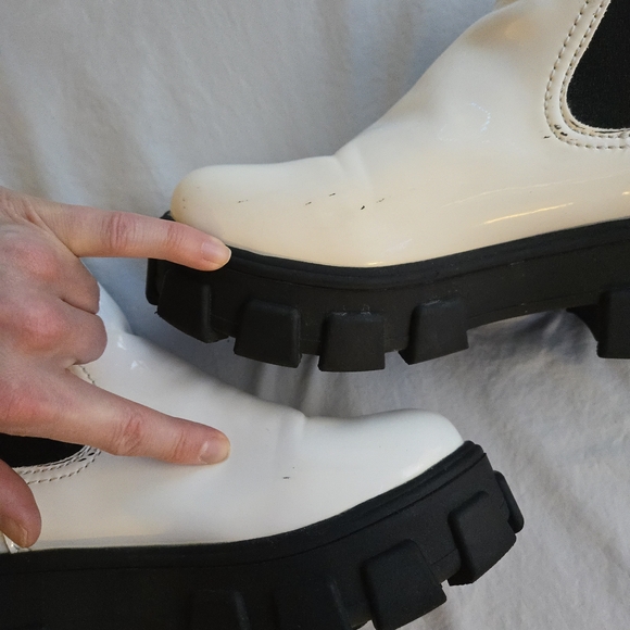 Circus by Sam Edelman White Patent Darielle Black Lug Sole Chelsea Booties HAL3 - Picture 8 of 16